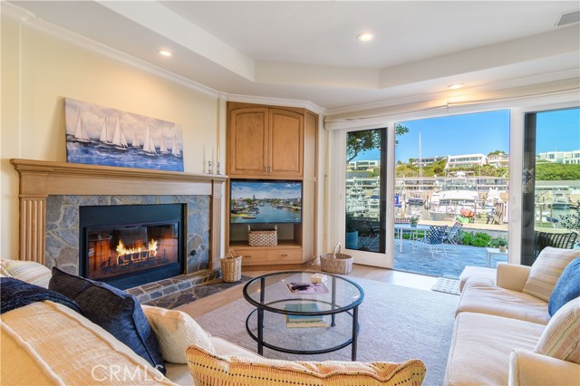 Detail Gallery Image 4 of 28 For 331 E Bay Front, Newport Beach,  CA 92662 - 3 Beds | 3 Baths