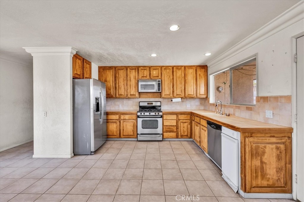 https://media.crmls.org/medias/4d0fbda0-9dce-4d11-8411-71851e545c61.jpg?preset=X-Large
