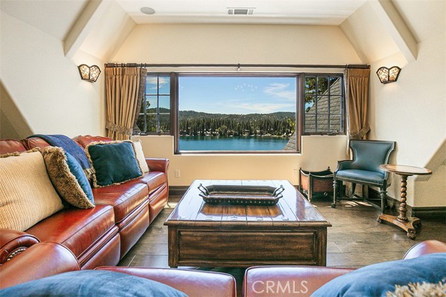 28087 North Shore Road, Lake Arrowhead CA: https://media.crmls.org/medias/4d1263bd-d9c9-4398-ad84-f4223d0c7dc8.jpg