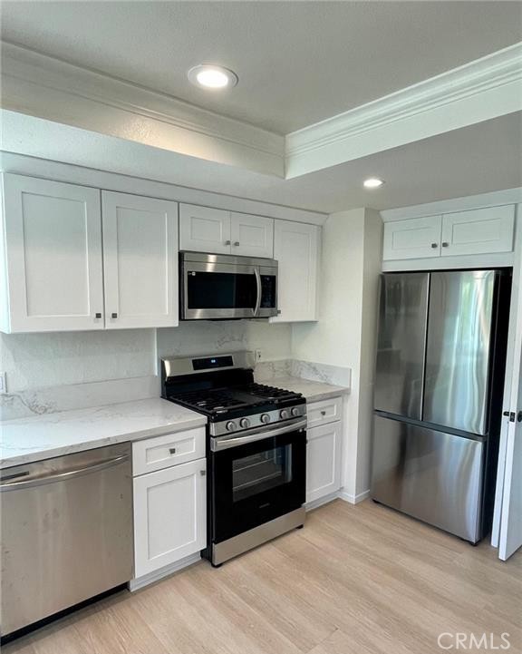 Detail Gallery Image 8 of 19 For 14111 Chagall Ave, Irvine,  CA 92606 - 4 Beds | 2/1 Baths