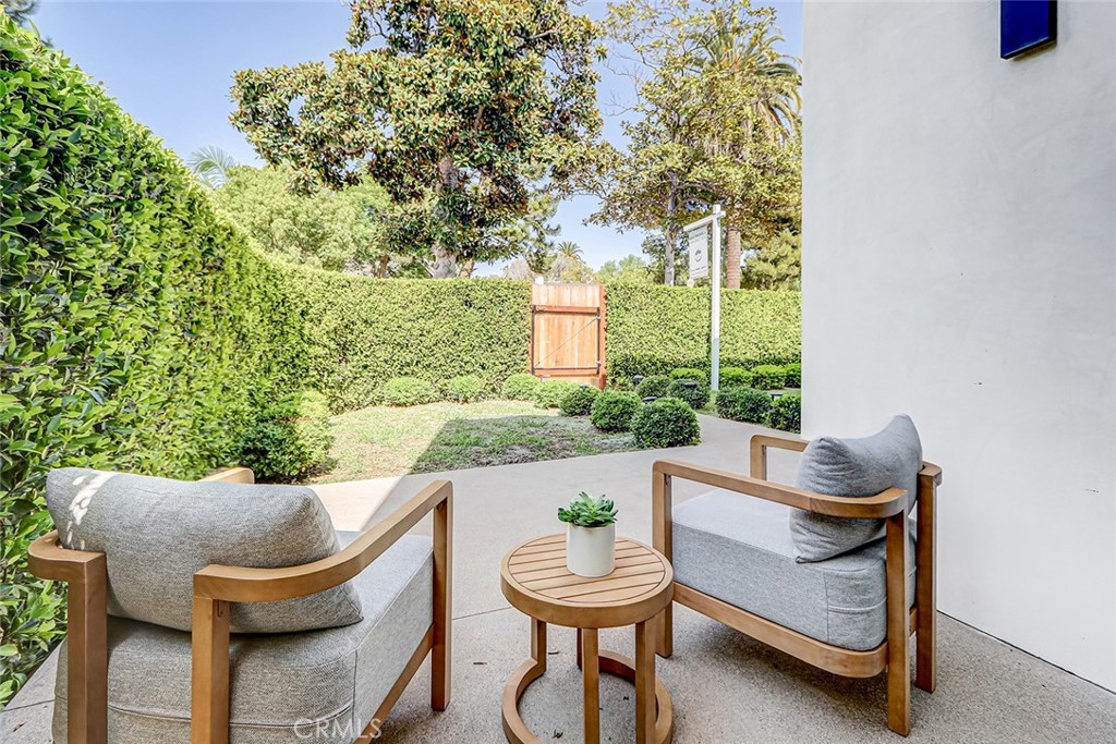 https://media.crmls.org/medias/4d176fd6-65f7-41e0-a3ff-f8844e2de5c5.jpg?preset=X-Large
