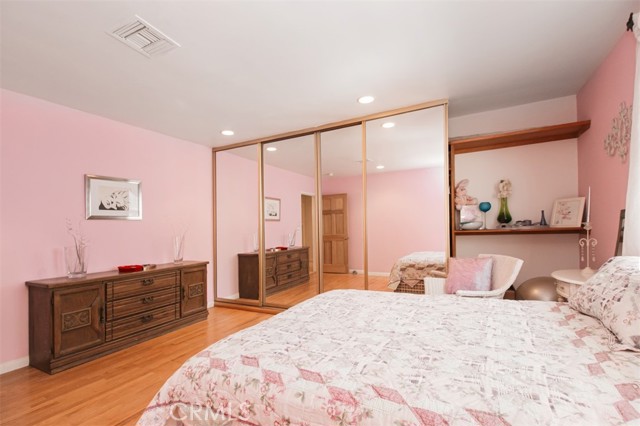 22046 Buena Ventura Street, Woodland Hills CA: https://media.crmls.org/medias/4d1f0cb6-0a3e-4d09-8908-c48ad2527f62.jpg