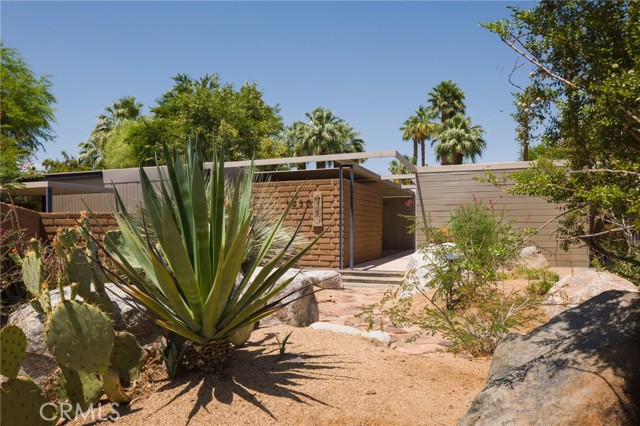 1950 E Desert Palms Drive, Palm Springs CA: https://media.crmls.org/medias/4d21a0a3-b191-4ddd-b288-9e545bdd0e15.jpg