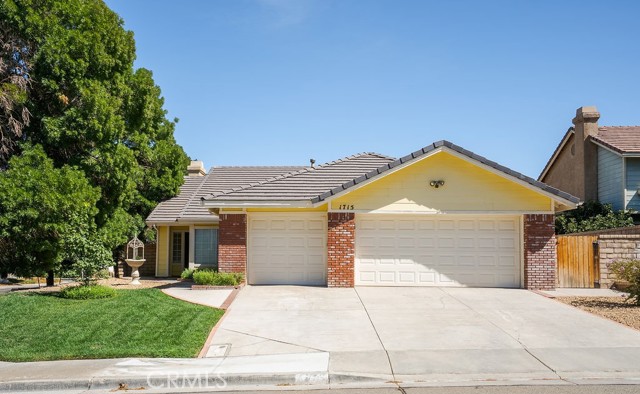 Detail Gallery Image 1 of 34 For 1715 Lake Way, Lancaster,  CA 93534 - 5 Beds | 3 Baths