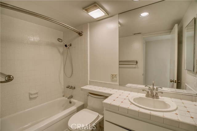 Detail Gallery Image 16 of 29 For 19946 Turnberry, Tarzana,  CA 91356 - 4 Beds | 2/1 Baths