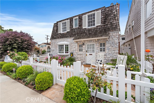 Detail Gallery Image 2 of 28 For 224 Amethyst Ave, Newport Beach,  CA 92662 - 3 Beds | 3 Baths