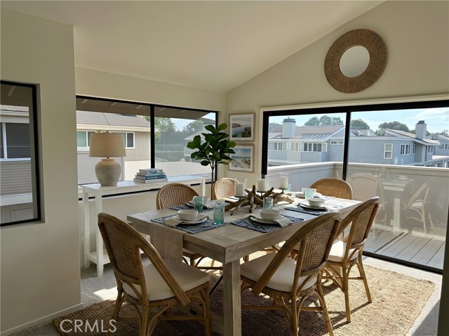 Detail Gallery Image 4 of 9 For 1273 San Simeon Ct #1,  Ventura,  CA 93003 - 2 Beds | 1/1 Baths