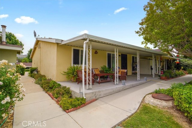 19207 Avenue Of The Oaks, Newhall CA: https://media.crmls.org/medias/4d44f172-9ea1-4881-be09-234613979400.jpg