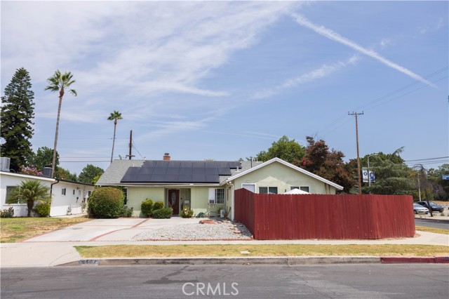 6402 Graves Avenue, Van Nuys CA: https://media.crmls.org/medias/4d4568cc-c67d-4430-96f9-e1d8e4a35537.jpg