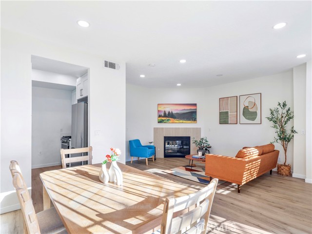 Detail Gallery Image 12 of 45 For 7320 Balboa Bld, Lake Balboa,  CA 91406 - 2 Beds | 2 Baths