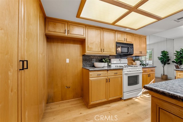 922 N Redding Way, Upland CA: https://media.crmls.org/medias/4d494b6c-6db8-4f57-bc6a-98967d2f508c.jpg