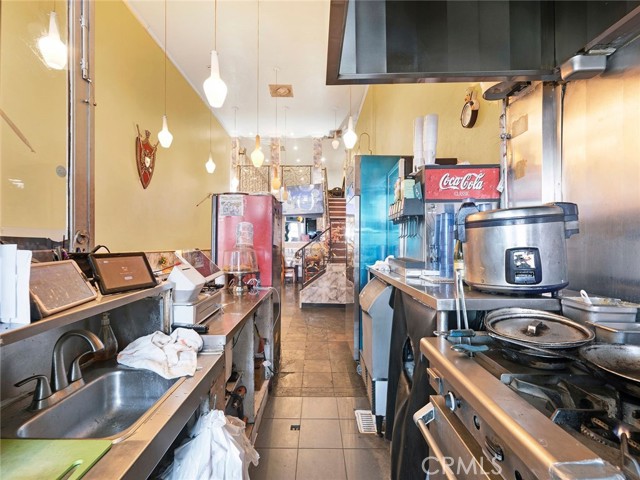 138 N San Fernando Boulevard, Burbank CA: https://media.crmls.org/medias/4d49a68d-41eb-4507-a0f4-c8ade0d0cd60.jpg