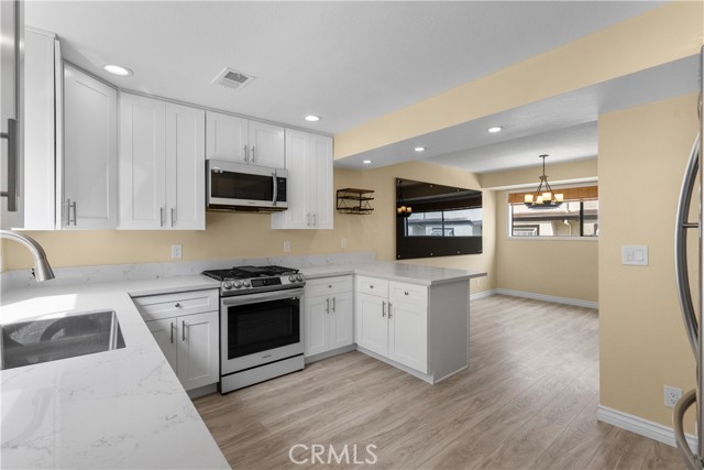 Detail Gallery Image 9 of 20 For 7650 Topanga Canyon Bld #5,  Canoga Park,  CA 91304 - 2 Beds | 3 Baths