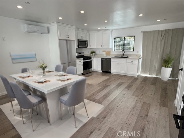 Detail Gallery Image 12 of 13 For 22528 Burbank Bld, Woodland Hills,  CA 91367 - 6 Beds | 6 Baths