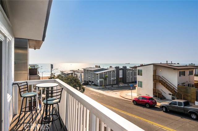 Detail Gallery Image 1 of 42 For 208 Marine Ave, Manhattan Beach,  CA 90266 - 3 Beds | 2 Baths