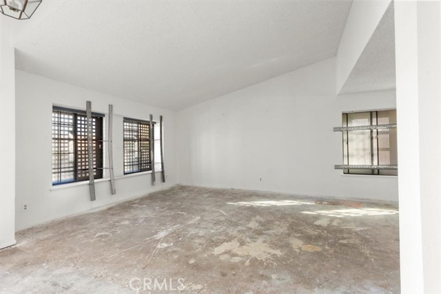 Detail Gallery Image 13 of 37 For 13511 Mountain Drive, Hesperia,  CA 92344 - 4 Beds | 2 Baths