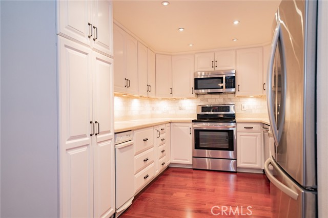 Detail Gallery Image 7 of 16 For 200 Mcneil Ln #104,  Newport Beach,  CA 92663 - 2 Beds | 2 Baths