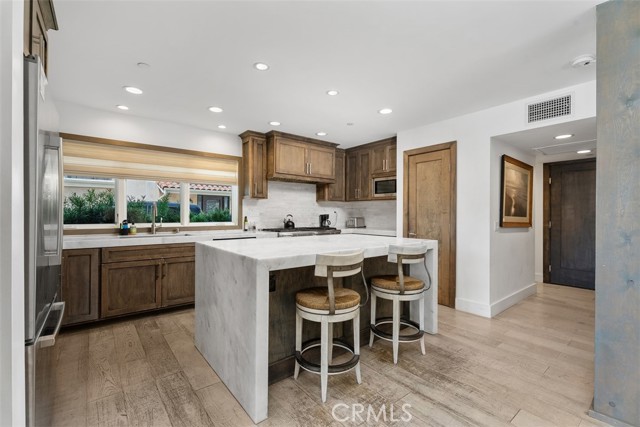 200 E Balboa Boulevard, Newport Beach CA: https://media.crmls.org/medias/4d57c56a-8d75-4462-ac2f-115e53b3d26f.jpg