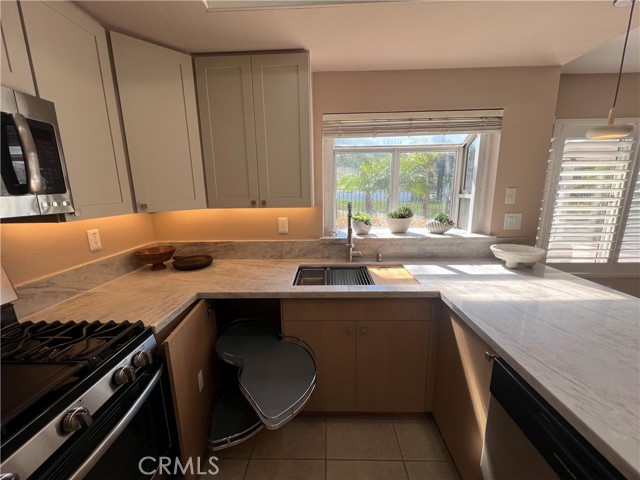 Detail Gallery Image 12 of 44 For 3480 Mountainside Cir, Corona,  CA 92882 - 4 Beds | 2/1 Baths