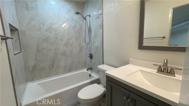 Detail Gallery Image 9 of 11 For 809 Creekside Dr #35,  Fullerton,  CA 92833 - 2 Beds | 2/1 Baths