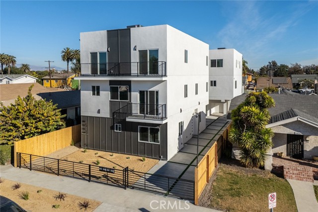 2402 S Cochran Avenue, Los Angeles CA: https://media.crmls.org/medias/4d5b9374-4550-4935-9588-8ec35067bd89.jpg