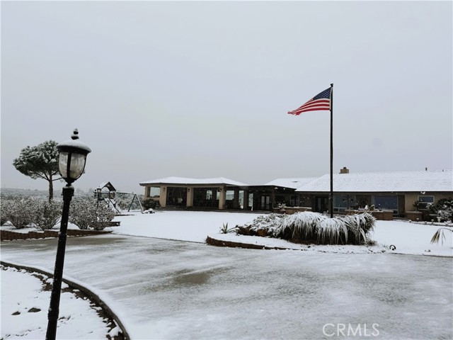 8686 Capelin Road, Phelan CA: https://media.crmls.org/medias/4d5d6924-ccf0-497a-a0c0-74024ec883f5.jpg