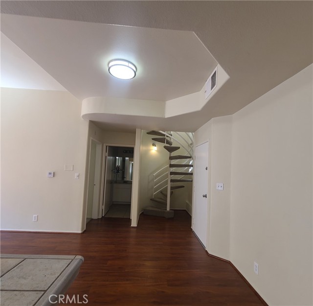 Detail Gallery Image 13 of 26 For 5060 Kester Ave #211,  Sherman Oaks,  CA 91403 - 2 Beds | 2 Baths