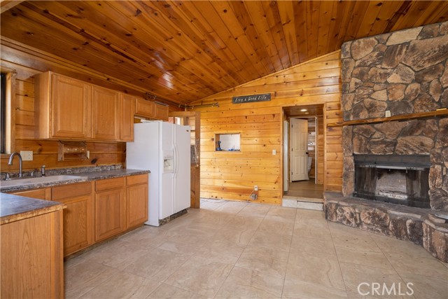 Detail Gallery Image 4 of 21 For 39222 N Shore Dr, Fawnskin,  CA 92333 - 2 Beds | 2 Baths