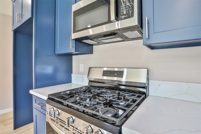 2111 Scott Road, Burbank CA: https://media.crmls.org/medias/4d60f10a-1e88-4727-b0f4-0a42202b7923.jpg