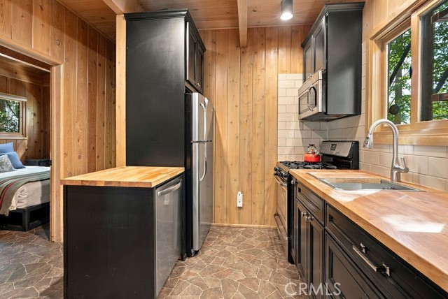 813 Poe Court, Lake Arrowhead, CA 92352