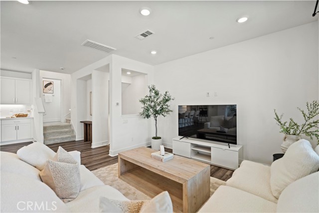 297 Lynx, Irvine CA: https://media.crmls.org/medias/4d68b0bb-ec34-4c23-8643-84f736cbe93a.jpg