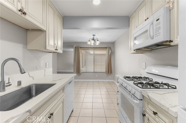 1310 Brentwood Circle, Corona CA: https://media.crmls.org/medias/4d6926d7-fd86-417a-bcb9-d2e83fe25997.jpg