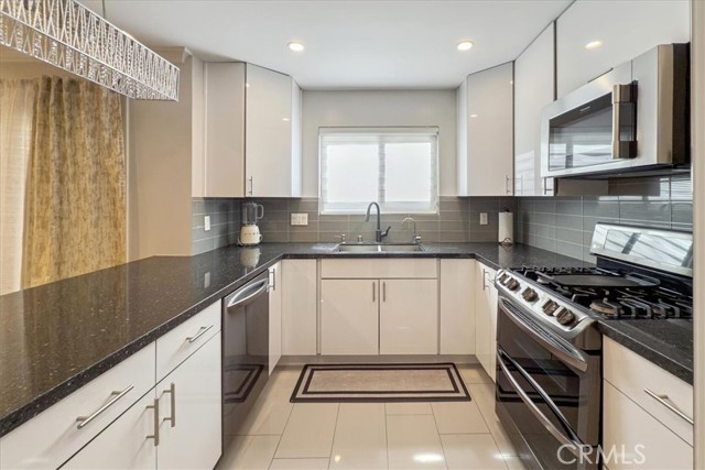 Detail Gallery Image 8 of 23 For 1156 San Rafael #2,  Glendale,  CA 91202 - 2 Beds | 2 Baths