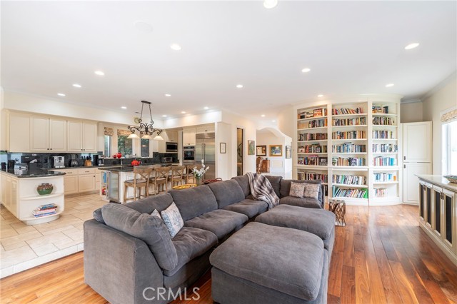 Detail Gallery Image 13 of 52 For 880 11th, Manhattan Beach,  CA 90266 - 5 Beds | 5 Baths