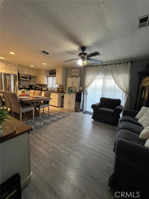 Detail Gallery Image 6 of 34 For 201 W Collins Ave #40,  Orange,  CA 92867 - 2 Beds | 2 Baths