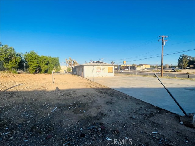 Detail Gallery Image 2 of 7 For 15720 Mojave Dr, Victorville,  CA 92394 - 4 Beds | 2 Baths
