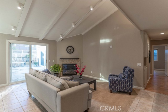 Detail Gallery Image 7 of 26 For 17341 Gibson Cir, Huntington Beach,  CA 92647 - 4 Beds | 3 Baths