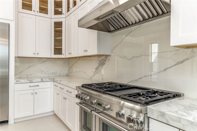 Detail Gallery Image 4 of 40 For 10168 Lightbreeze Cir, Huntington Beach,  CA 92646 - 5 Beds | 5/1 Baths