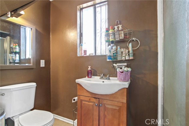 916 W 53rd ST Street, Los Angeles CA: https://media.crmls.org/medias/4d842368-37fa-4f5f-a534-24cf9345c00a.jpg