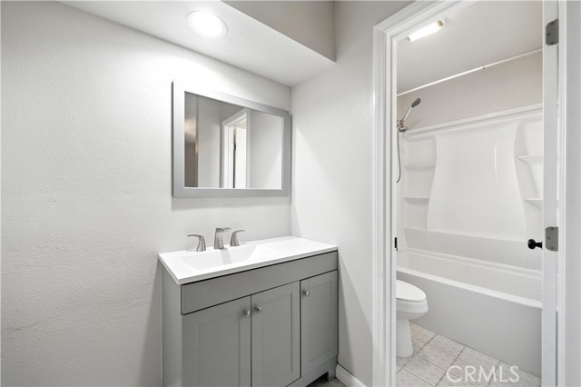 Image 22 of 34 For 639 E 5th St