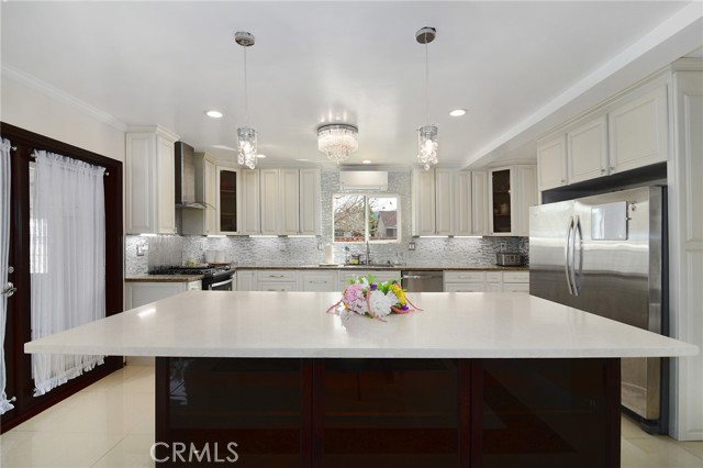 Detail Gallery Image 11 of 42 For 6508 Moorcroft Ave, Woodland Hills,  CA 91303 - 5 Beds | 3/1 Baths