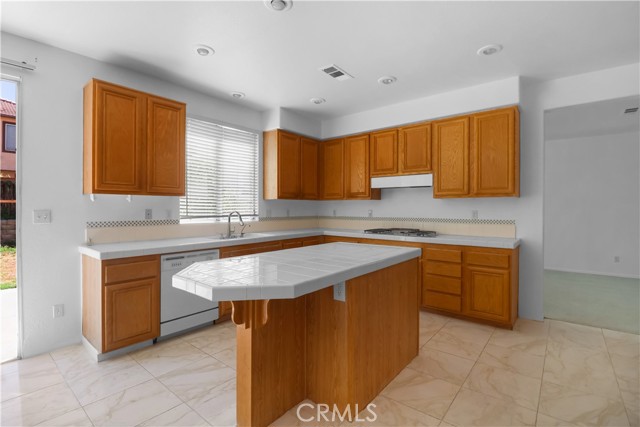 Detail Gallery Image 10 of 40 For 842 W Orange Heights Ln, Corona,  CA 92882 - 5 Beds | 2/1 Baths