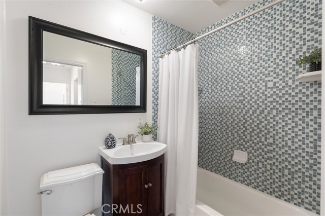 2370 Argonne Avenue, Long Beach CA: https://media.crmls.org/medias/4d90e4e8-3520-43f8-8c3c-1def6275e0ea.jpg