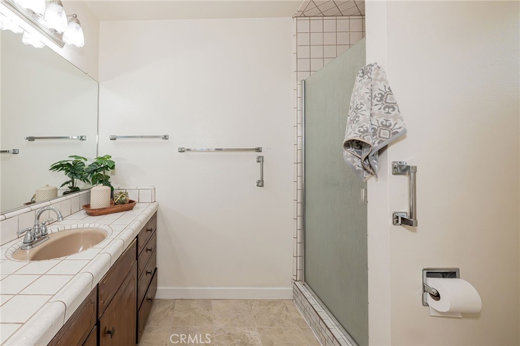 https://media.crmls.org/medias/4d912eff-3531-4720-8f9f-035cee4493c3.jpg?preset=X-Large