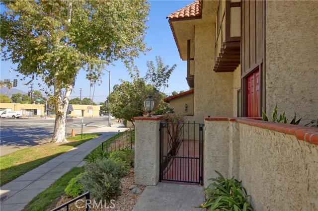 Detail Gallery Image 2 of 23 For 400 W Riverside Dr #2,  Burbank,  CA 91506 - 3 Beds | 2/1 Baths
