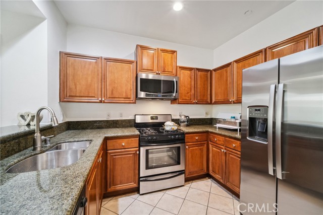 Detail Gallery Image 2 of 30 For 13951 Sherman Way #204,  Van Nuys,  CA 91405 - 2 Beds | 2 Baths