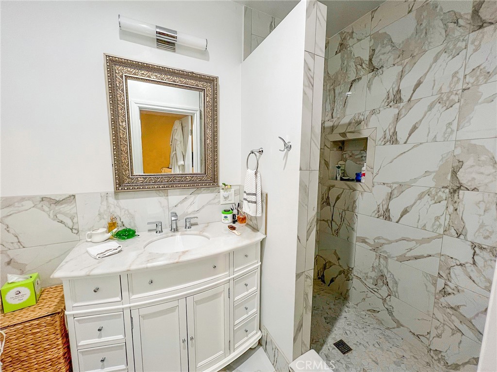 https://media.crmls.org/medias/4d954bf8-aeca-4bcb-815c-bd2926b6060a.jpg?preset=X-Large