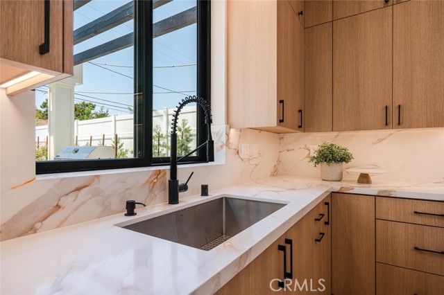 521 N Sparks Street, Burbank CA: https://media.crmls.org/medias/4d969930-74f5-4267-9a5d-460facd7696f.jpg