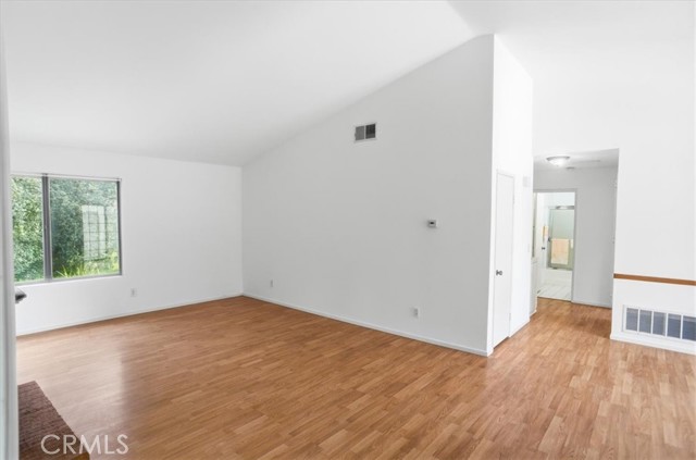 Detail Gallery Image 5 of 17 For 19950 Avenue of the Oaks, Newhall,  CA 91321 - 2 Beds | 2 Baths