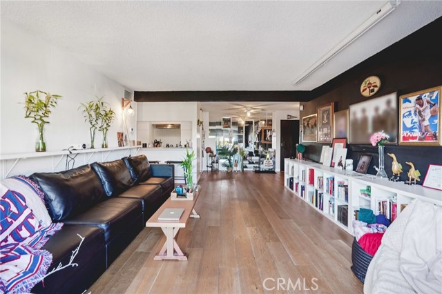 Detail Gallery Image 3 of 19 For 5460 White Oak #C315,  Encino,  CA 91316 - 2 Beds | 2 Baths